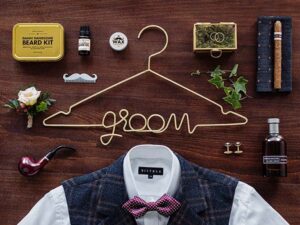 Μεταλλική χρυσή κρεμάστρα "Groom" - Image 2