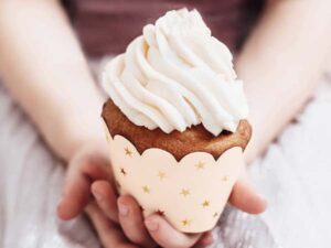 Περιτύλιγμα για cupcakes με χρυσά αστέρια (6 τεμ) - Image 2