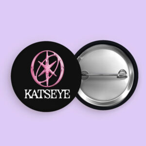 Κονκάρδα για Τσάντα - Katseye Ροζ Logo